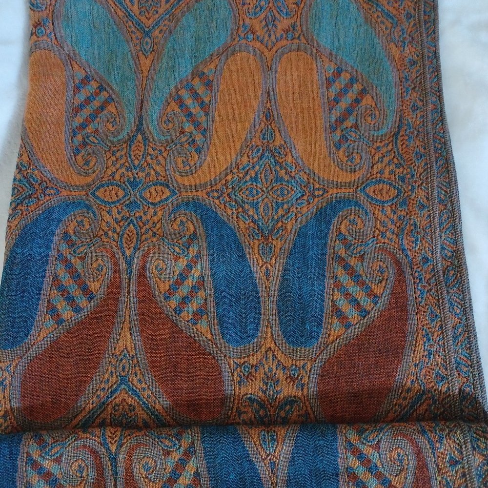 Tapestry style scarf